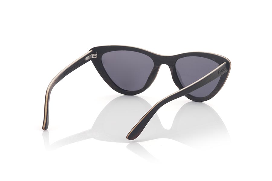 Gafas de Madera Natural de Ébano LENA. Las gafas de sol de madera LENA son una opción elegante y sostenible para mujeres que buscan estilo y calidad. Fabricadas íntegramente con madera laminada de EBANO se ha intercalado un lámina de madera de ROBLE en la montura, para ofrecer una combinación única de texturas y colores. Con un diseño de ojo de gato, estas gafas son ideales para mujeres que buscan un toque retro y sofisticado en su estilo. Disponibles en dos colores de lentes sólidas, estas gafas de sol LENA son perfectas para completar cualquier outfit con un toque de distinción. Medida frontal 143x46mm Calibre: 52 Venta al Por Mayor y Detalle | Root Sunglasses® 